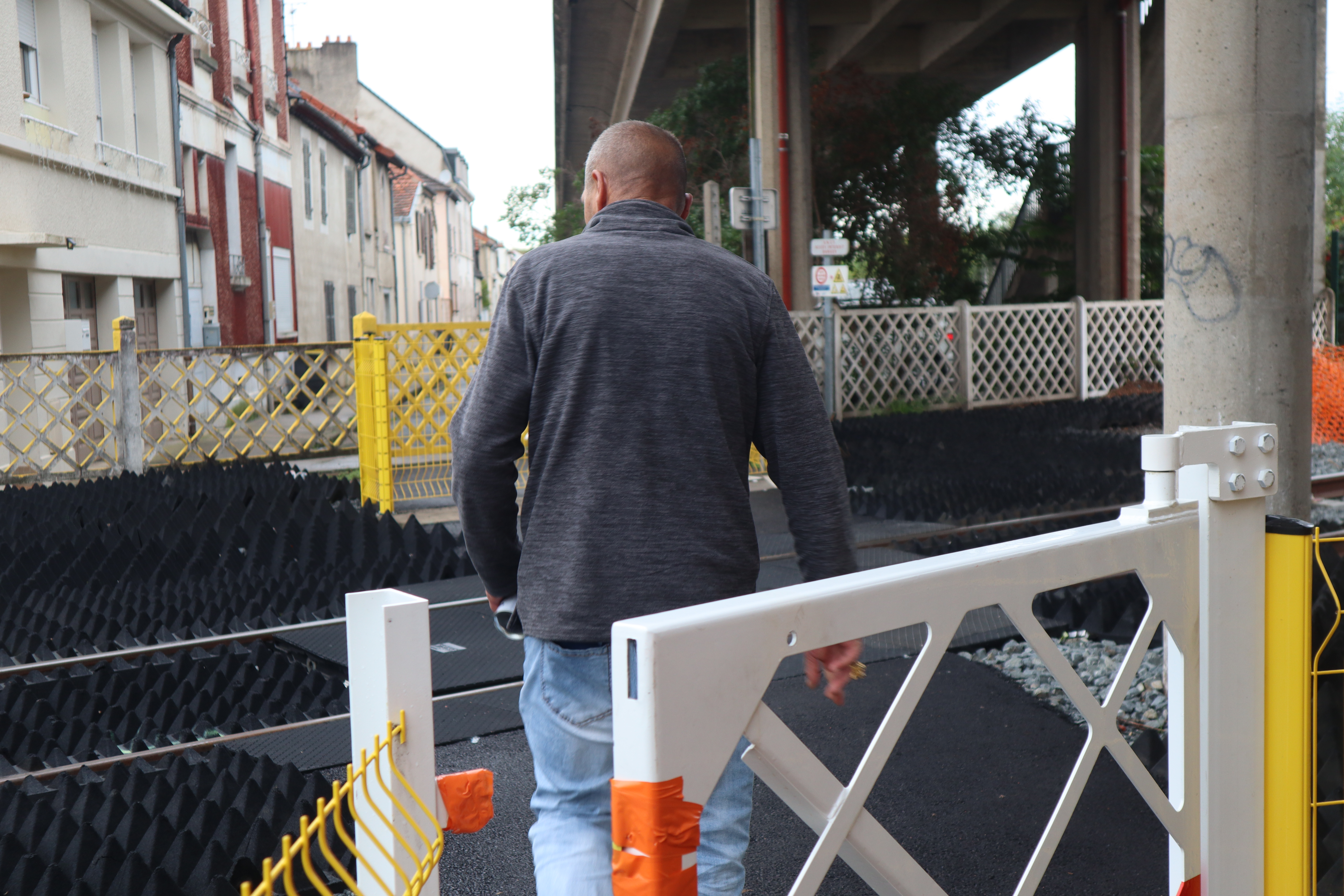 Passage &agrave; niveau avenue de la R&eacute;publique pont sup&eacute;rieur octobre 2024 (3).JPG (7.47 MB)