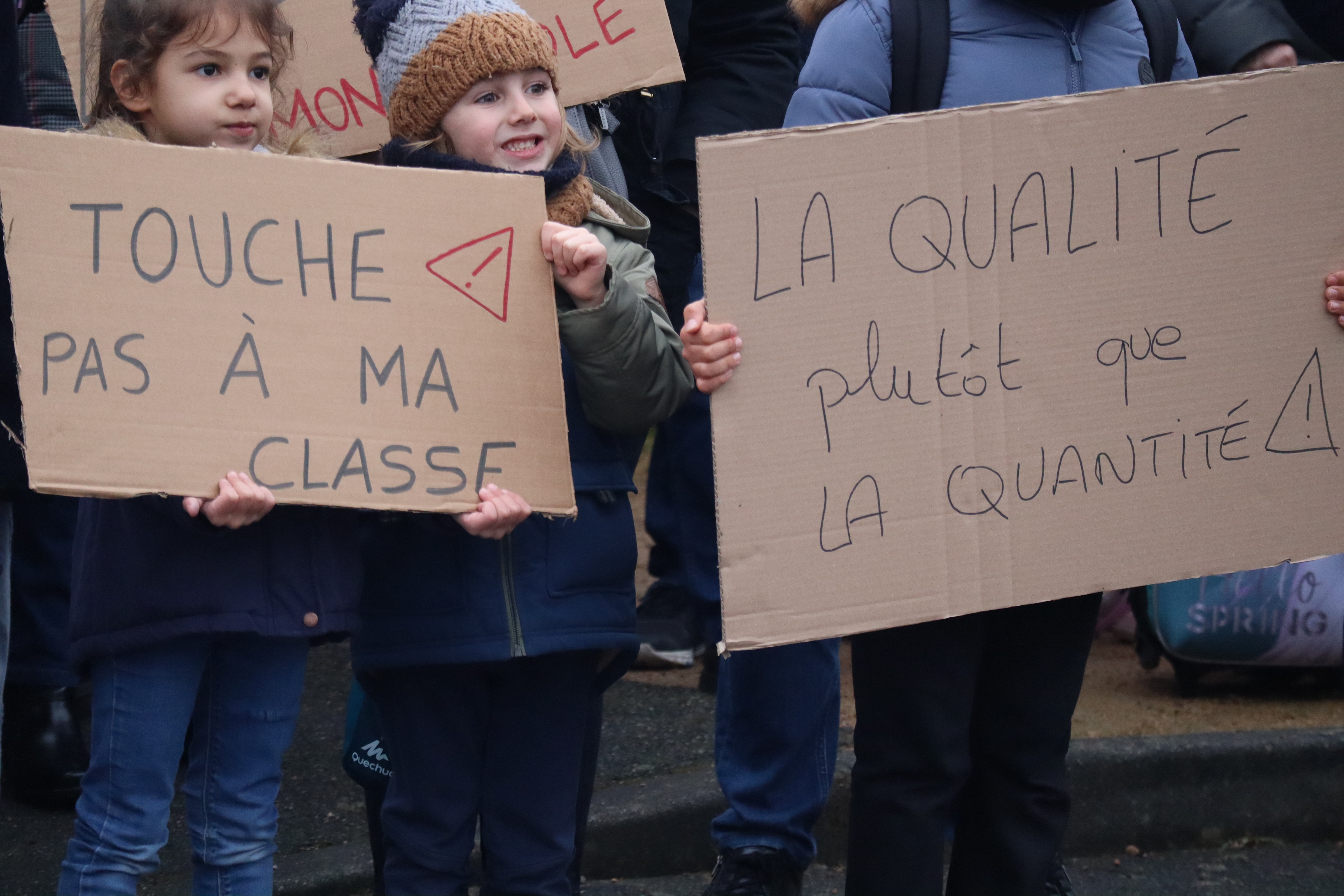 Rassemblement fermeture classe Chamblet carte scolaire 2025 (1).JPG (3.07 MB)