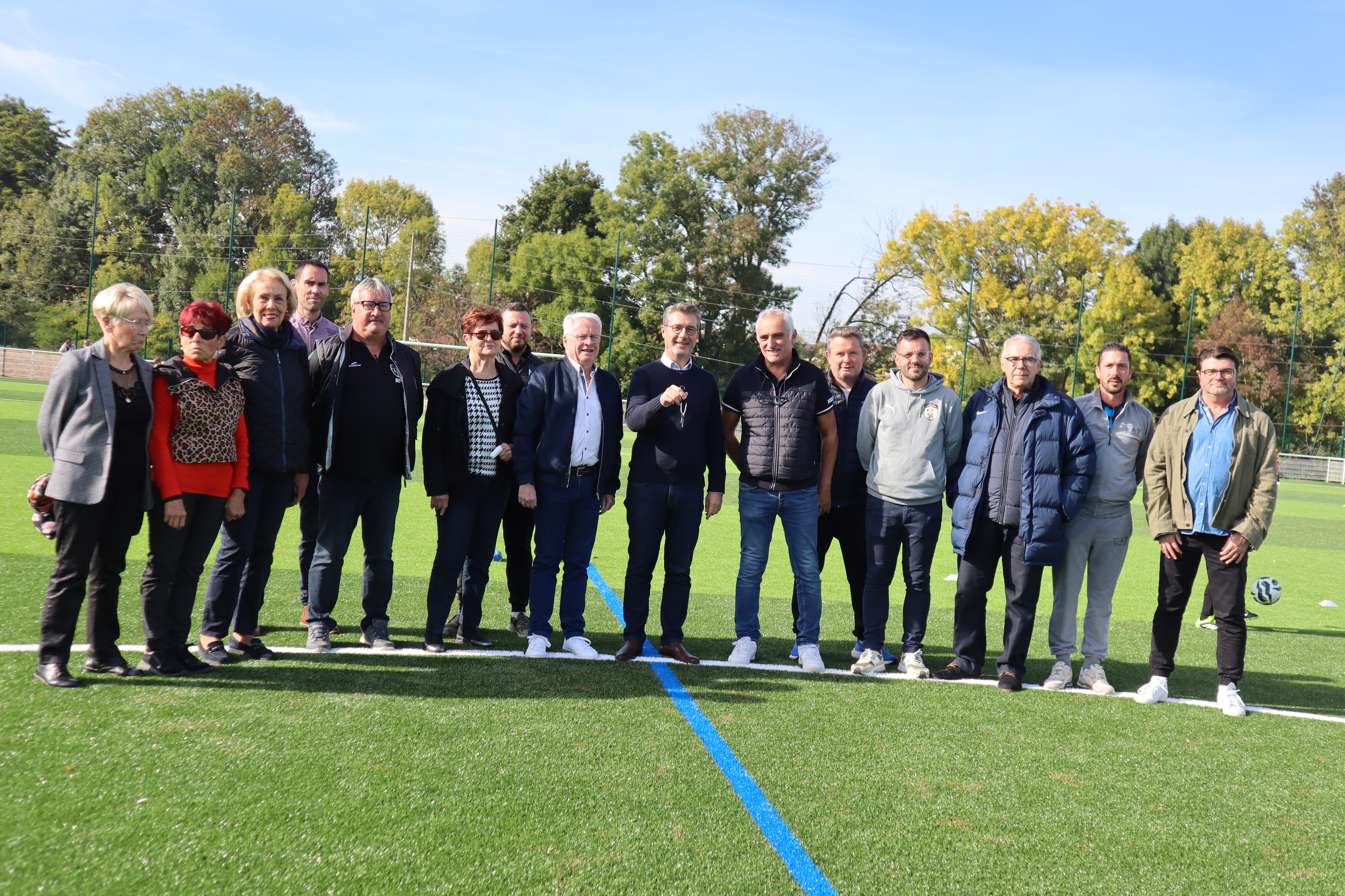 Terrain football synth&eacute;tique &eacute;lus Pr&eacute;milhat Octobre 2025.JPG (12.03 MB)