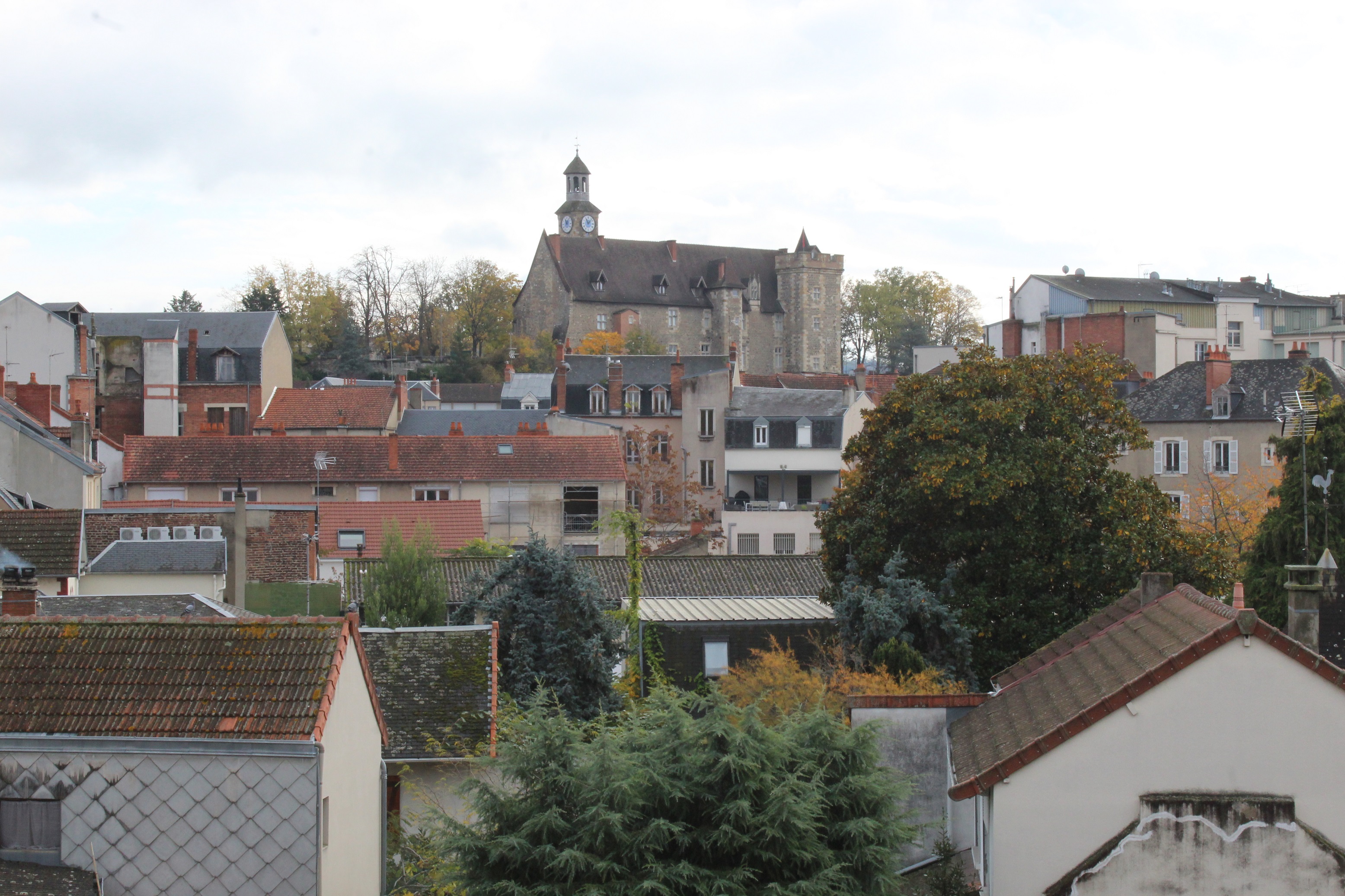 VIEUX CHATEAU VUE MONTLUCON.JPG (1.60 MB)