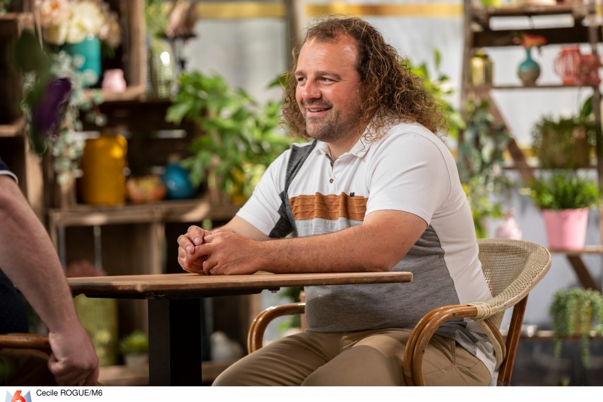 Guillaume, candidat bourbonnais à l'Amour est dans le pré, va ouvrir les courriers de ses prétendants