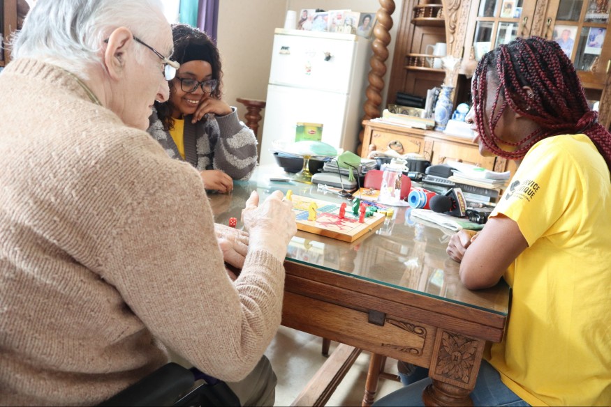 "Ça fait du bien" : à Montluçon, des jeunes en service civique rendent visite à des seniors isolés