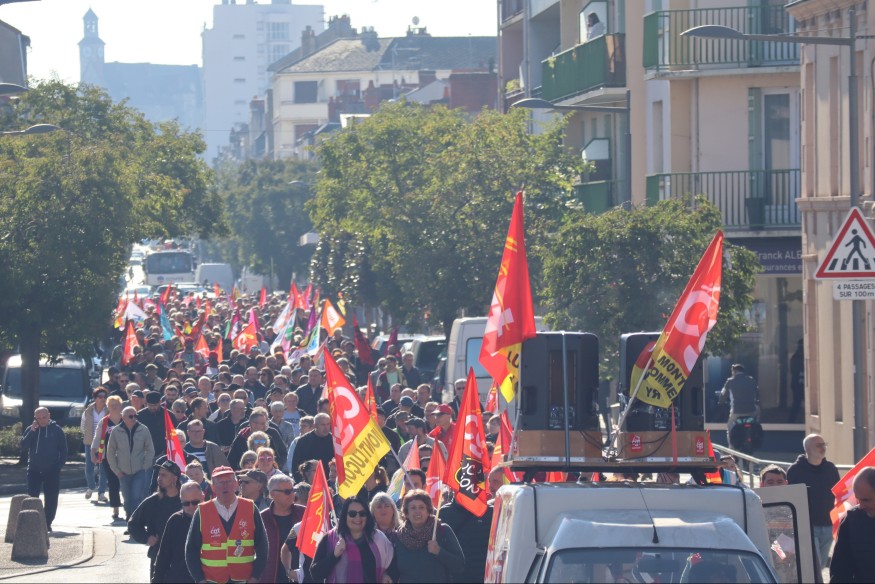 "Cela réchauffe le cœur" :  600 personnes bouclent la manifestation anti-austérité devant l'usine Amis