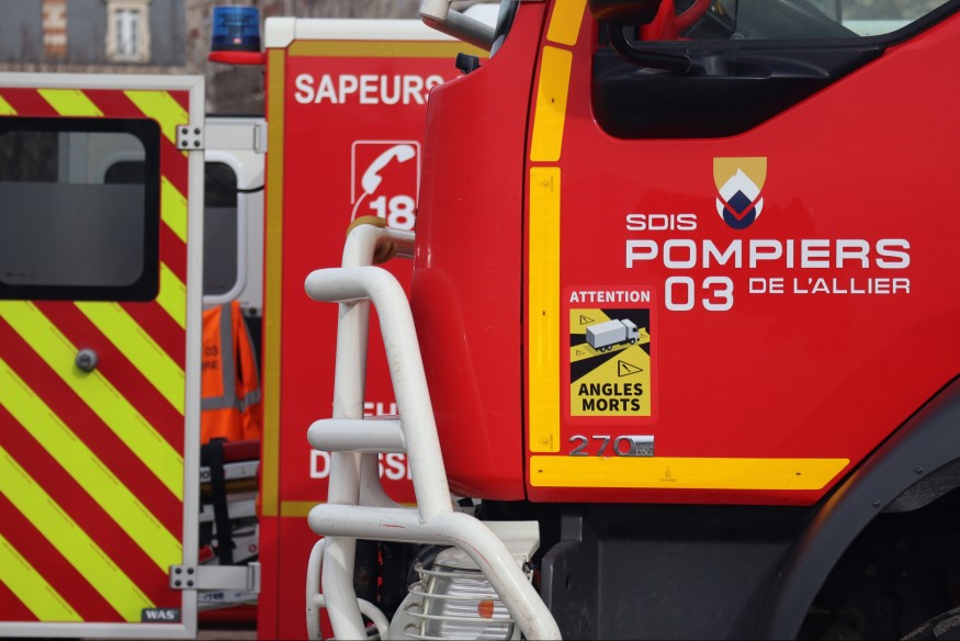 Un camion perd son chargement de bois sur l'A71 dans l'Allier, le chauffeur blessé